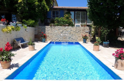 Neffies Casa | Una casa de piedra de carácter con piscina privada climatizada.
