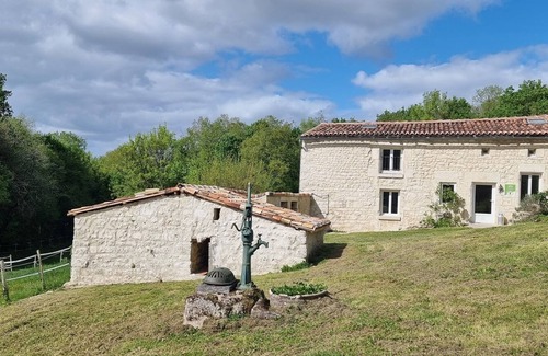 Roullet-Saint-Estephe Cabaña | A charming vacation cottage