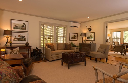 Woodstock Casa | Una encantadora casa de campo de 1820, idealmente situada a cuatro millas del Woodstock Green a lo largo del pintoresco río Ottauquechee. Con fácil acceso a las áreas de esquí de Killington y Okemo, los huéspedes disfrutan de lo mejor de los encantador...