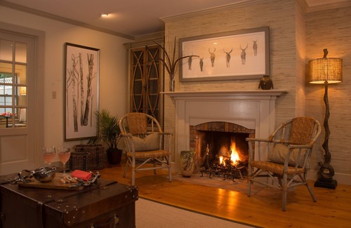 Woodstock Casa | Una encantadora casa de campo de 1820, idealmente situada a cuatro millas del Woodstock Green a lo largo del pintoresco río Ottauquechee. Con fácil acceso a las áreas de esquí de Killington y Okemo, los huéspedes disfrutan de lo mejor de los encantador...