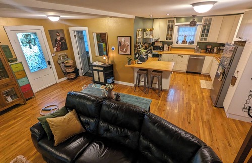 Hermann Cabaña | A Charming and Private Cottage in the historic downtown of Hermann, Missouri.