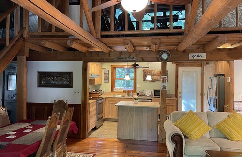 Trenton Cabina | A charming cabin tucked in the woods