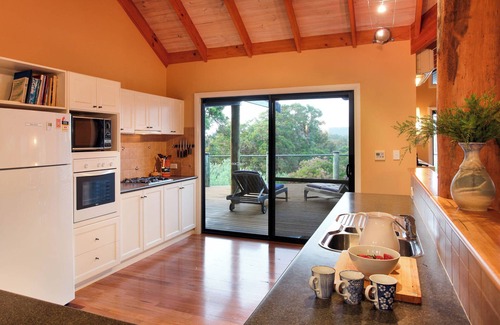 Yallingup Casa | A CHARMING COUNTRY RETREAT BOASTING BREATHTAKING VIEWS OVER GUNYULGUP VALLEY