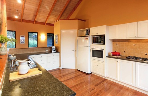 Yallingup Casa | A CHARMING COUNTRY RETREAT BOASTING BREATHTAKING VIEWS OVER GUNYULGUP VALLEY