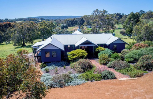 Yallingup Casa | A CHARMING COUNTRY RETREAT BOASTING BREATHTAKING VIEWS OVER GUNYULGUP VALLEY