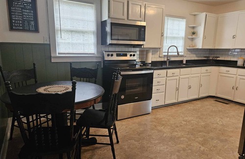 Greeneville Cabaña | A Charming Craftsman's Cottage that is 5 minute walk from downtown Greeneville.