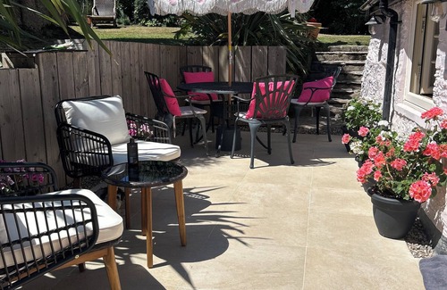 Brixham Cabaña | A charming detached cottage with lovely garden and parking. EV charger available