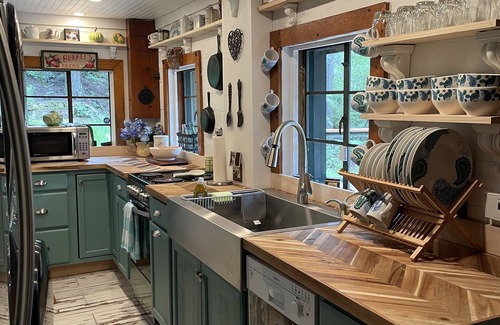 Colorado Springs Cabina | A charming, enchanting and historic log cabin with modern amenities