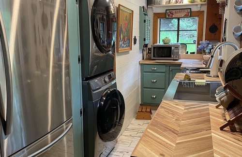 Colorado Springs Cabina | A charming, enchanting and historic log cabin with modern amenities
