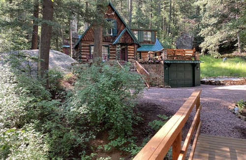 Colorado Springs Cabina | A charming, enchanting and historic log cabin with modern amenities