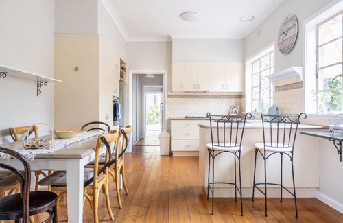Rosebud Cabaña | A charming european cottage close to the beach.