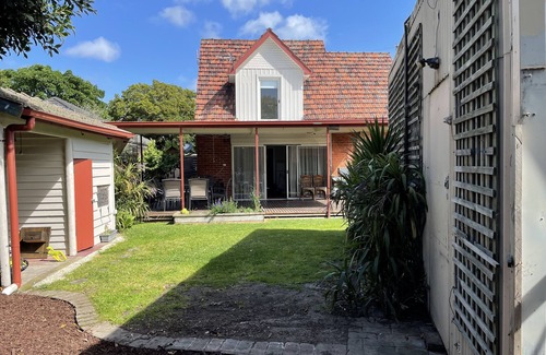 Rosebud Cabaña | A charming european cottage close to the beach.