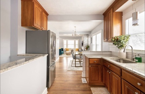 Maple Heights Casa | A Charming Modern Contemporary Cape Cod w/ Sunroom