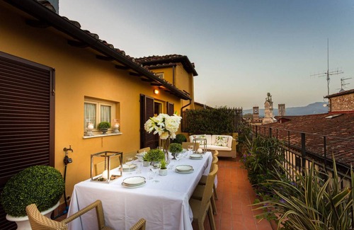 Lucca Historical Center Apartamento | A charming two bedrooms apartment with grand terrace inside the walls of Lucca