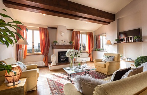 Lucca Historical Center Apartamento | A charming two bedrooms apartment with grand terrace inside the walls of Lucca
