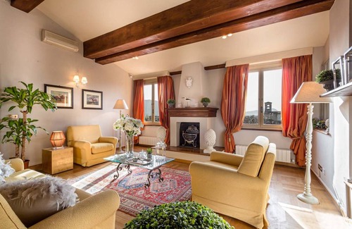 Lucca Historical Center Apartamento | A charming two bedrooms apartment with grand terrace inside the walls of Lucca