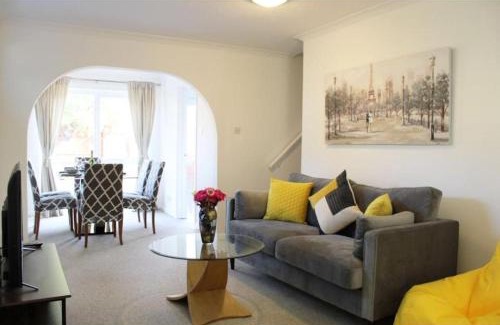 Cambridge Casa | A Comfortable Nest for Contractors or Families - sleeps 8