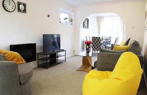 Cambridge Casa | A Comfortable Nest for Contractors or Families - sleeps 8