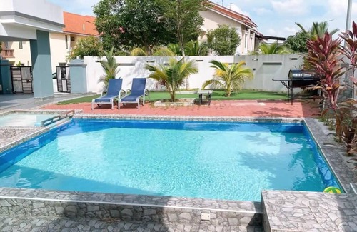 Tebrau Casa | A Comfy & Cozy 4BR Home with Private Pool