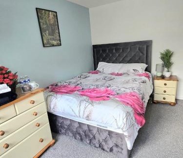 Stonnall Casa | A cosy room with a king-sized bed & Netflix TV