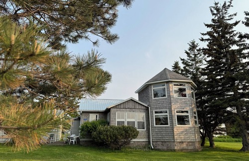 Cap-Pele Chalet De Esquí | A cottage among the trees, a cape, a beach.