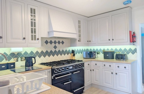South Hayling Cabaña | A cottage that sleeps 8 guests in 4 bedrooms