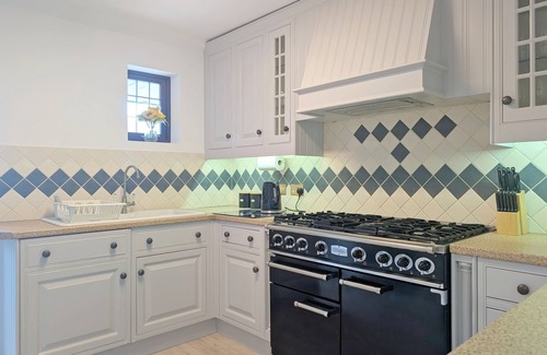 South Hayling Cabaña | A cottage that sleeps 8 guests in 4 bedrooms
