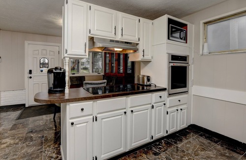Sharon Heights Casa | A Couple's Urban Get-A-Way Bungalow Under The Pines