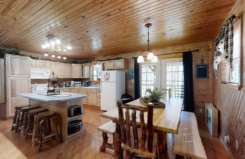 Wears Valley Cabina | A Cowpoke's Dream 3 Bedroom Cabin by RedAwning