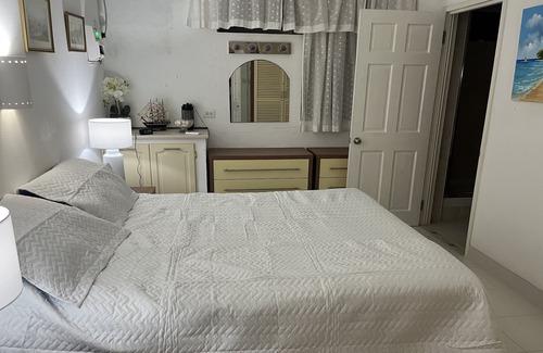 Sunset Crest Condominio | A Cozy 1 bedroom 1 bathroom Rental Within 5 Minutes Walk to Beach & Shopping