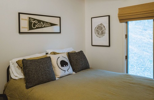 Denver Chalet De Esquí | A cozy, 1970’s chalet nestled in the Catskills just outside Roxbury.
