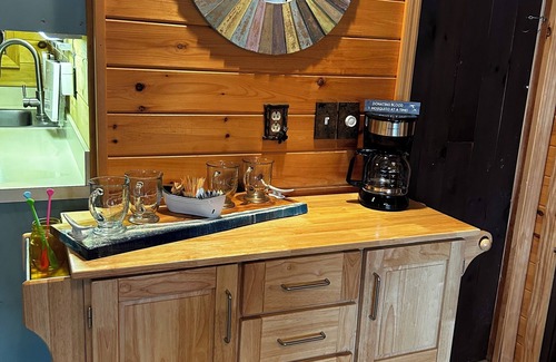 Wells Cabina | A cozy Adirondack cabin with mountain and lake views!