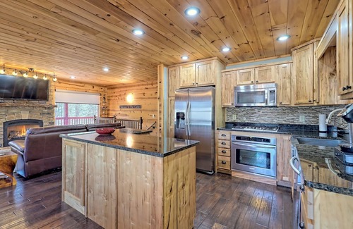 Marble Cabina | A cozy and bright cabin w/ firepit close to many activities in the Smokies!