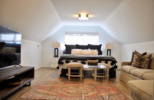 Charlotte Casa | A Cozy and Chic Studio