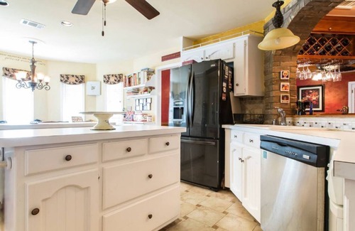 Trophy Club Casa | A cozy and comfortable retreat with a jacuzzi bathtub.