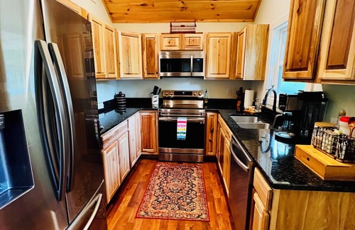 Andrews Casa | A Cozy Creekside Hot Tub Retreat