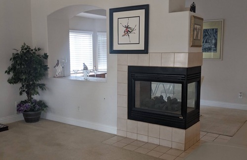 Las Vegas Casa | A cozy formal dining & Livingroom for a special occasion.