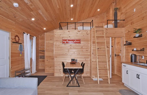 Hastings Highlands Cabina | A cozy getaway in Hastings Highlands!