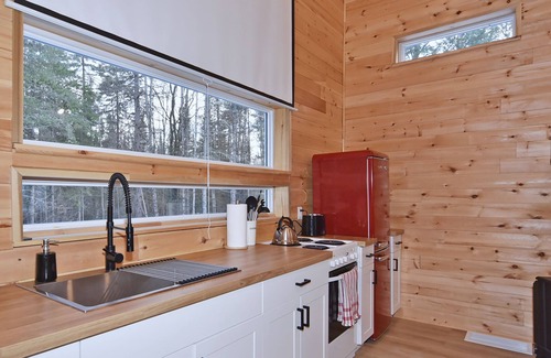 Hastings Highlands Cabina | A cozy getaway in Hastings Highlands!
