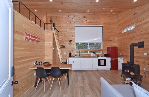 Hastings Highlands Cabina | A cozy getaway in Hastings Highlands!
