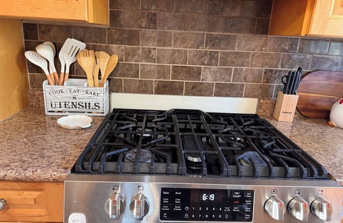 Delta Casa | A Cozy home, centrally located with free parking