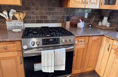 Delta Casa | A Cozy home, centrally located with free parking