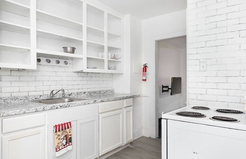 Detroit Casa | A Cozy Home with fireplace 10min from Downtown