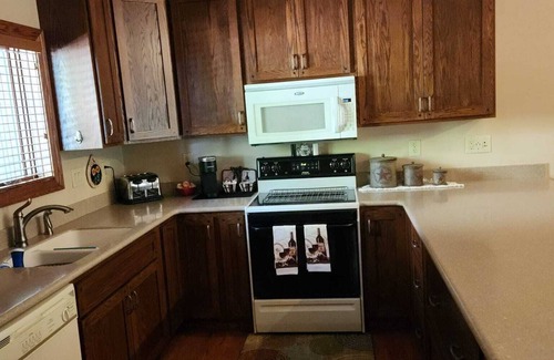 Rockville Casa | A Cozy, relaxing hideaway! 1/2 a mile from Billie Creek Covered Bridge.
