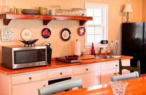 Metter Cabaña | A cozy, scenic country cottage in Metter, and near GSU and Savannah.