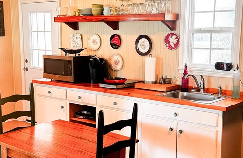 Metter Cabaña | A cozy, scenic country cottage in Metter, and near GSU and Savannah.