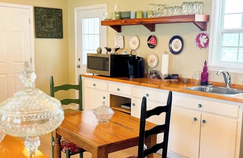 Metter Cabaña | A cozy, scenic country cottage in Metter, and near GSU and Savannah.