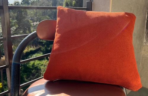 Ngong Apartamento | A cozy studio Apartment with a balcony.