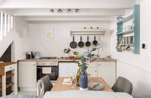 Newlyn Cabaña | A delightful character cottage for couples and their dogs in the heart of Newlyn in Cornwall
