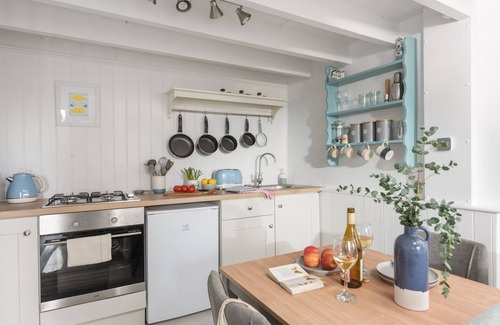 Newlyn Cabaña | A delightful character cottage for couples and their dogs in the heart of Newlyn in Cornwall